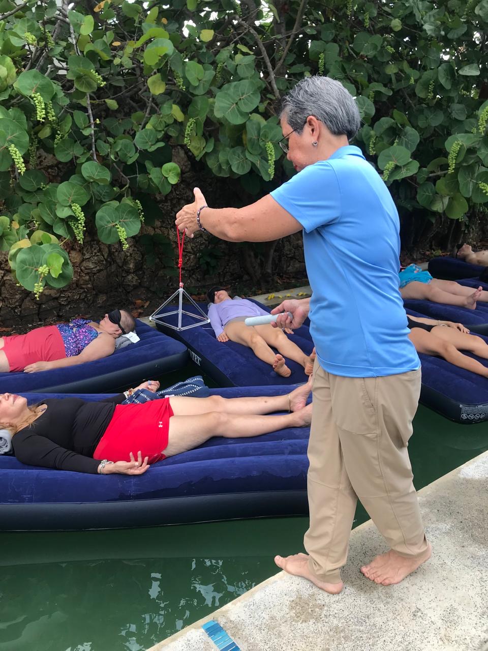 Giny utilizando la pirámide de cuarzo flotante durante un sound bath acuático
